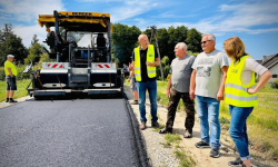 Kilometrowy odcinek nowej drogi gminnej powstaje w Raczycach