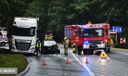 Zderzenie trzech pojazdów na krajowej ósemce w Dębowinie. Droga zablokowana [foto]