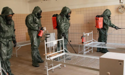 Wojskowi chemicy z Brodnicy przeprowadzają dezynfekcję obiektów