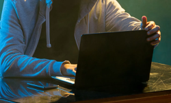 70-latek myślał, że inwestuje w akcje. Padł ofiarą oszustwa