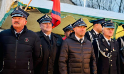Mikołajkowy prezent dla strażaków-ochotników z Niedźwiedzia. Nowe auto już w remizie