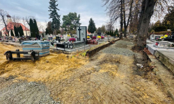 Trwają prace przy ułożeniu nowej nawierzchni alejek na cmentarzu komunalnym w Ziębicach