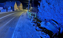 Nietrzeźwi za kierownicą. Jeden swoją podróż zakończył w rowie