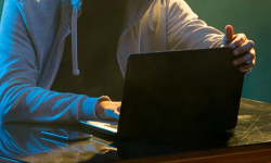 56-latek myślał, że inwestuje, a był manipulowany przez oszustów. Stracił ćwierć miliona złotych!