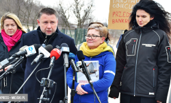 Konferencja ministra Kierwińskiego w Bardzie z protestującymi przedsiębiorcami w tle [foto]