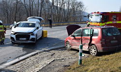 Zderzenie dwóch aut na skrzyżowaniu krajowej ósemki z drogą powiatową i gminną w Bardzie [foto]