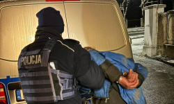 Wezwał pomoc, a następnie zaatakował interweniujących policjantów siekierą. Usłyszał zarzuty