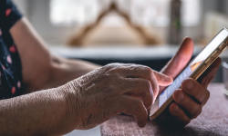 Oszuści cały czas aktywni. Zmanipulowali 63-latkę i wypłacili z jej konta kilkanaście tys. zł