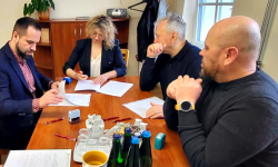 Zarząd powiatu podpisał umowę na przebudowę hali magazynowej warsztatów szkolnych w Ziębicach