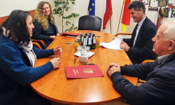 Starosta podpisał umowy z organizacjami pozarządowymi