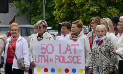 Pół wieku UTW w Polsce. Jubileuszowe obchody na ząbkowickim rynku