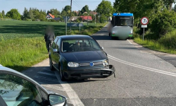 Kolizja autobusu i pojazdu osobowego na krajowej ósemce
