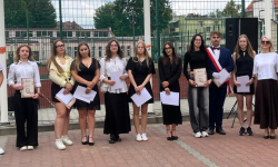 Najlepsi uczniowie ze szkół ponadpodstawowych nagrodzeni przez Zarząd Powiatu Ząbkowickiego