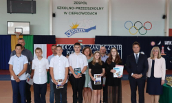 Uroczyste zakończenie roku szkolnego 2024/2025 w Ciepłowodach [foto]