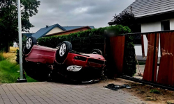 Skoda dachowała po uderzeniu w bramę – kierująca najprawdopodobniej zasnęła