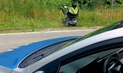 Potrącenie w Dzbanowie. 84-latek jadący wózkiem inwalidzkim trafił do szpitala