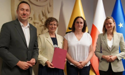 Blisko 2,8 mln zł na odbudowę stawu i rowów melioracyjnych w Przedborowej. Wójt odebrała promesę