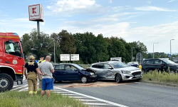 Zderzenie dwóch aut na skrzyżowaniu krajowej ósemki z ul. Legnicką [foto]