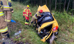 Zderzenie porsche z samochodem ciężarowym na krajowej ósemce. Droga zablokowana [foto]