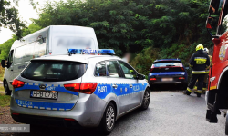 Wpadł w poślizg i uderzył w wiadukt kolejowy. Jedna osoba w szpitalu