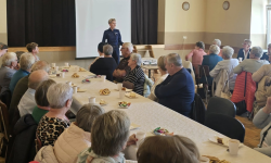 Policjanci ostrzegają seniorów przed oszustami – spotkanie w Kamieńcu Ząbkowickim