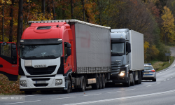 Kolizja dwóch samochodów ciężarowych na krajowej ósemce [foto]