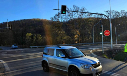Skrzyżowanie krajowej ósemki z ul. Fabryczną i Główną w Bardzie już z działającą sygnalizacją
