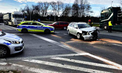 Zderzenie dwóch aut na skrzyżowaniu krajowej ósemki z ul. Legnicką [foto] [aktualizacja]