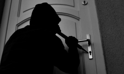 Włamanie do domu jednorodzinnego w Bobolicach. Skradziono m.in. biżuterię