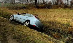 Ford w rowie na wysokości Płonicy. 55-latka straciła panowanie nad autem