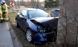 Wpadł w poślizg na łuku drogi i uderzył w budynek [foto]