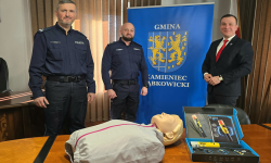 Fantom szkoleniowy i alkomat od gminy dla policji. Współpraca na rzecz bezpieczeństwa mieszkańców