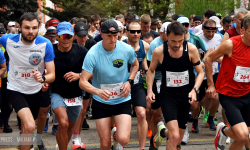Setki biegaczy i świetne wyniki. 15. Półmaraton Henrykowski i 11. Dycha Księgi Henrykowskiej [foto]