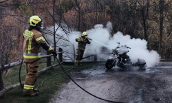 Pożar motocykla na parkingu w pobliżu Złotego Stoku