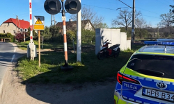 Poranny incydent w gminie Ziębice. 19-latek bez uprawnień wjechał skuterem w słup