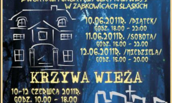 Nawiedzony Dom i Krzywa Wieża z lampionami 