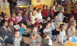 Jak bezpiecznie przez jezdnię przechodzić