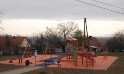 4 nowe place zabaw w ramach „Radosnej Szkoły”