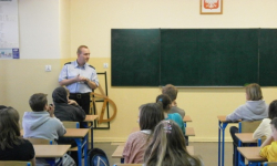 Policjanci tłumaczyli jak zachować się na stadionie 