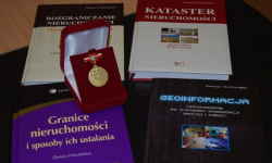 Odznaka „Za zasługi dla Geodezji i Kartografii”