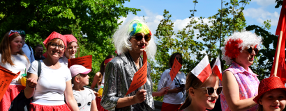 Towarzysze i towarzyszki na ulicach! Pierwszomajowy marsz otworzył Majówkę w Srebrnej Górze [foto]