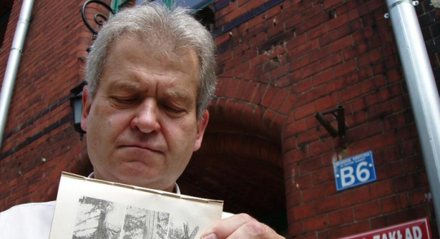 dr Jerzy Kawecki pokazuje drzewo, które eksplodowało od uderzenia pioruna
