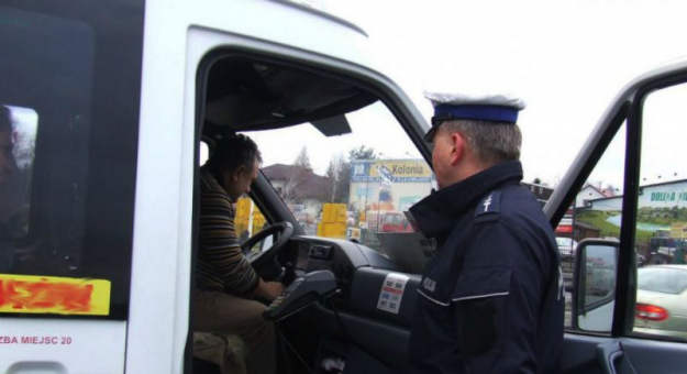 Funkcjonariusze skontrolowali prawie 2,4 tysiąca pojazdów, w tym 388 ciężarówek i autobusów