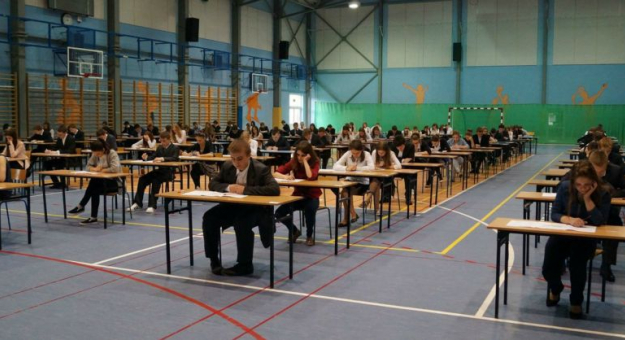 Uczniowie z ząbkowickiego gimnazjum nr 1 przed egzaminem humanistycznym