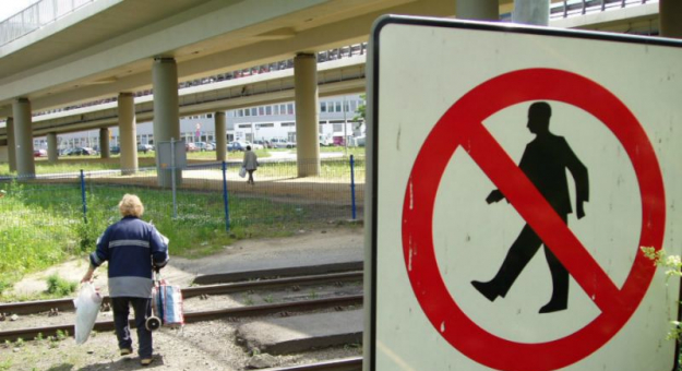 Policja będzie sprawdzać, czy piesi nie przechodzą na czerwonym świetle lub w miejscach niedozwolonych