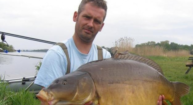 Daniel Ciepierski z 17-kilogramowym karpiem złowionym na Zbiorniku Kozielno w 2015 roku