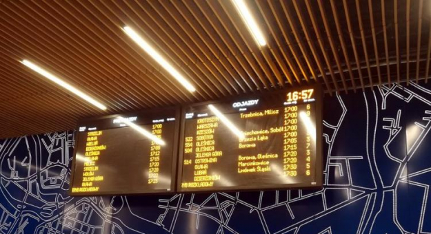 Tablice informujące o godzinach odjazdów autobusów