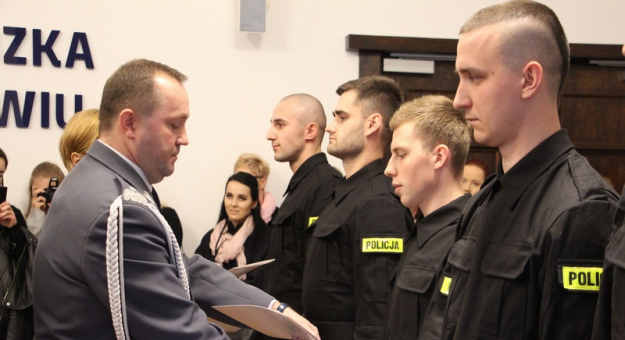 Ślubowanie nowych policjantów przyjętych w szeregi dolnośląskiej policji