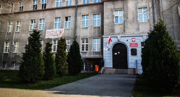 Nauczyciele z Liceum Ogólnokształcącego im. Władysława Jagiełły w Ząbkowicach Śląskich także przystąpili do akcji strajkowej. Lekcji w szkole nie ma