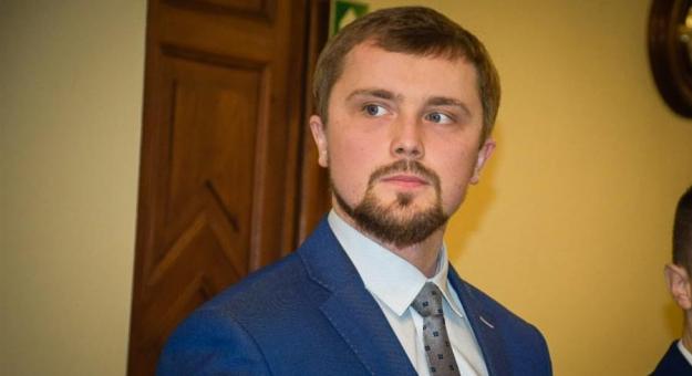19 grudnia podczas sesji 30-latek złożył uroczyste ślubowanie i został nowym radnym Rady Miejskiej w Ząbkowicach Śląskich